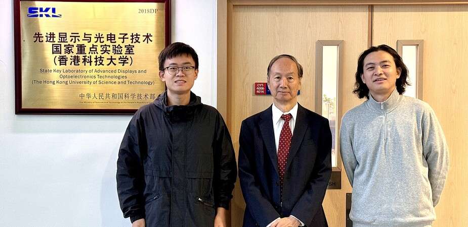 The research team is under the supervision of Prof. KWOK Hoi-Sing (center), Founding Director of the State Key Laboratory of Advanced Displays and Optoelectronics Technologies at HKUST. Core member Dr. FENG Feng (left), a postdoctoral research fellow at HKUST’s Department of Electronic and Computer Engineering (ECE), serves as the first author. The team also includes ECE postdoctoral research fellow Dr. LIU Yibo (right).