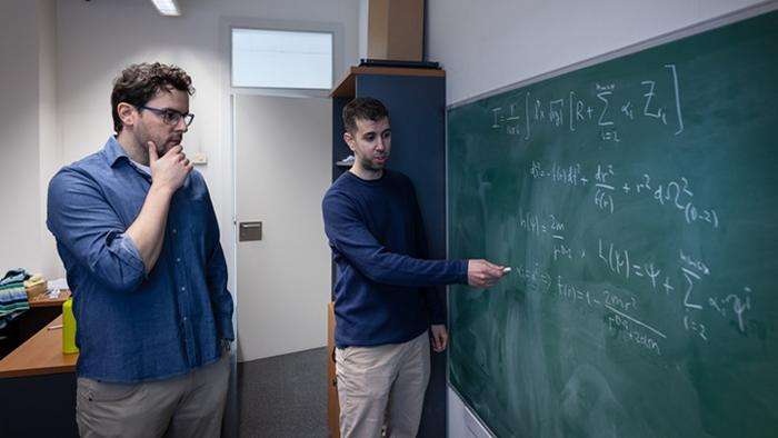 Researchers Pablo Bueno and Pablo Cano (ICCUB). The new study reveals that pure gravity — without additional matter fields — can generate regular black holes without singularity problem.